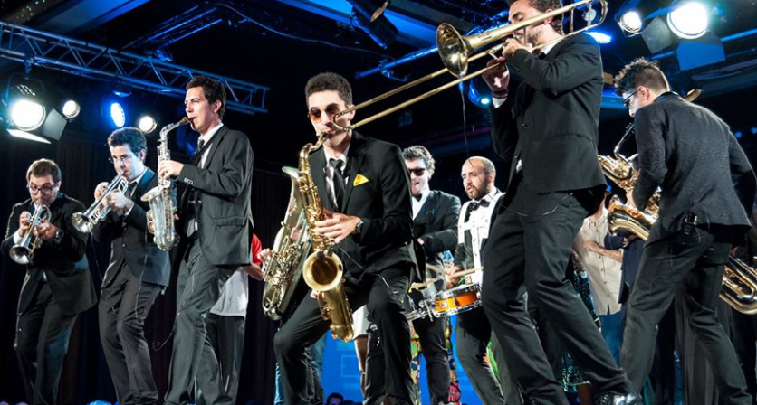 BANDAS ITINERANTES PERCORREM RUAS DE PAREDES DE COURA Funk, pop, disco e standards