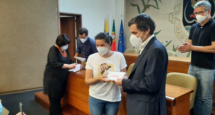 PAREDES DE COURA DISTRIBUIU VALES SOLIDÁRIOS AOS PROFISSIONAIS DA LINHA DA FRENTE CONTRA A COVID-19